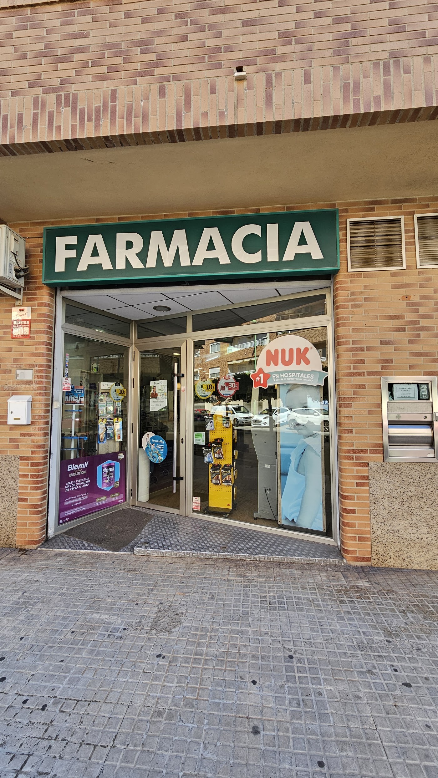 Fachada de la Farmacia Montañés Ferrer